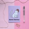 kerstkaart met een illustratie van een witte kat of poes met een kerstmuts op. Met de tekst 'meowie christmas'.