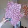 Setje van vier verschillende vellen papier met ieder een eigen illustratie die met Valentijn te maken heeft, bedoelt om te scrapbooken of te journallen. De kleuren die zijn gebruikt zijn roze en rood.