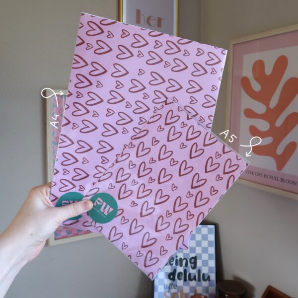 Setje van vier verschillende vellen papier met ieder een eigen illustratie die met Valentijn te maken heeft, bedoelt om te scrapbooken of te journallen. De kleuren die zijn gebruikt zijn roze en rood.