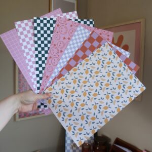 Bundel met 7 verschillende papiertjes met verschillende vrolijke printjes, bedoelt voor het journallen of scrapbooken.