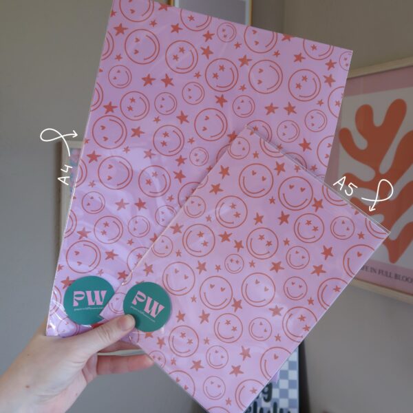 Bundel met 7 verschillende papiertjes met verschillende vrolijke printjes, bedoelt voor het journallen of scrapbooken.