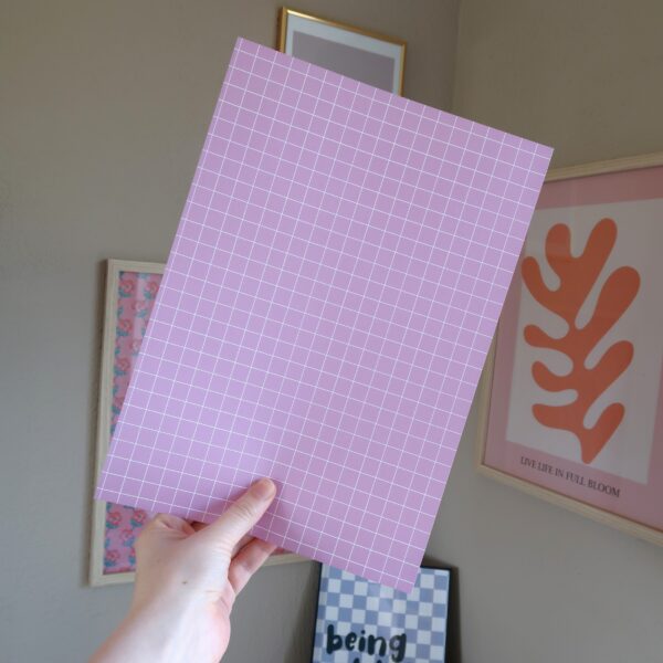 los vel papier met roze en wit ruit patroon wat gebruikt kan worden als achtergrondje voor je journal of scrapbook project