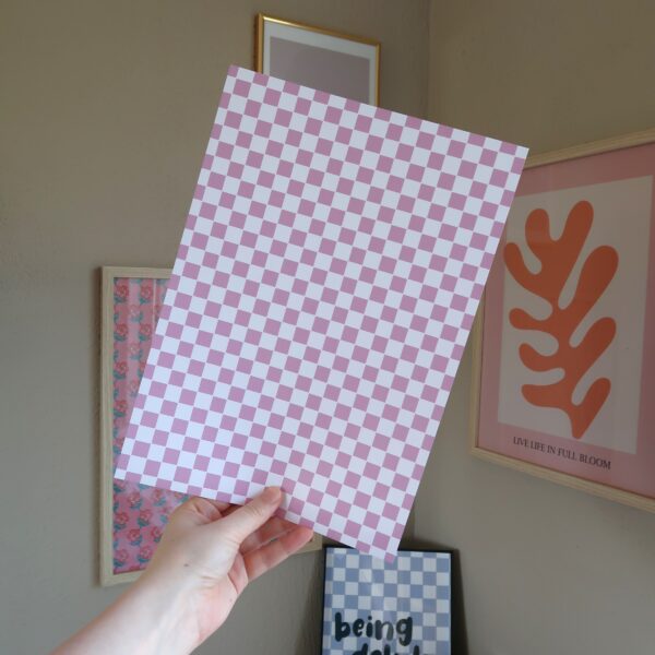 Los vel papier met een wit en roze geruit patroon, bedoelt voor het journallen of scrapbooken.