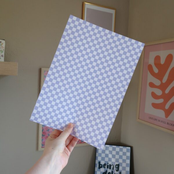 Los vel papier met een lila en wit geruit patroon, bedoelt als achtergrondje bij het journallen of andere creatieve projecten.