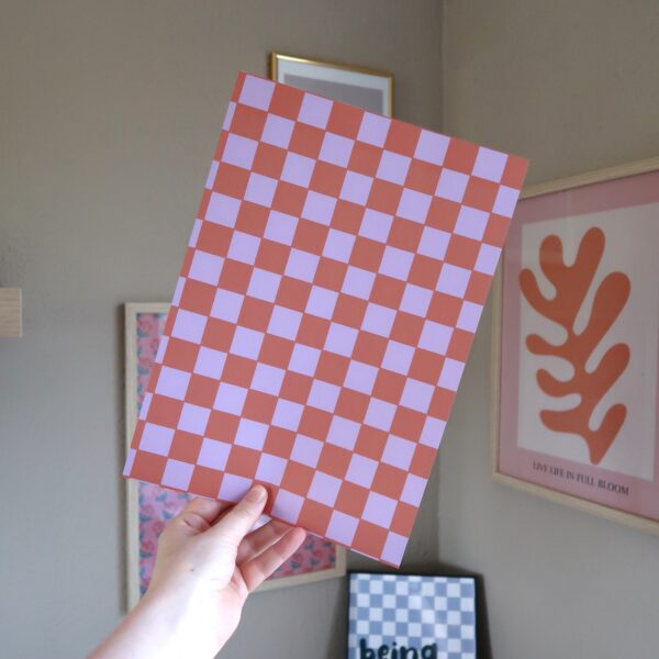 los vel papier met roze en oranje ruit patroon wat gebruikt kan worden als achtergrondje voor je journal of scrapbook project
