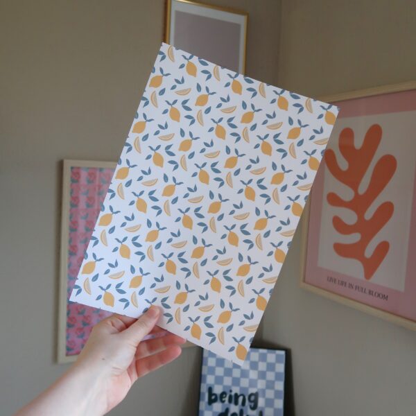 los vel papier met een patroon van citroentjes wat gebruikt kan worden als achtergrondje voor je journal of scrapbook project
