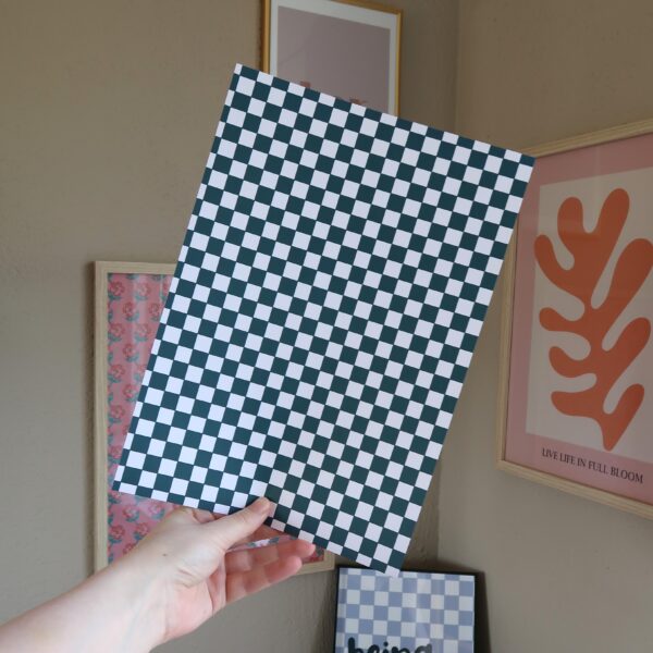 los vel papier met donker groen en wit ruit patroon wat gebruikt kan worden als achtergrondje voor je journal of scrapbook project