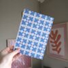 Vel papier met illustraties van vogeltjes en sterren, bedoelt voor scrapbooken of andere creatieve hobby's.