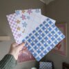 vier verschillende papiertjes met vrolijke en kleurrijke illustraties erop. De papiertjes zijn bedoelt voor journallen of scrapbooken of andere creatieve projecten.