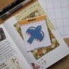 Losse sticker van een vogel in de verpakking.
