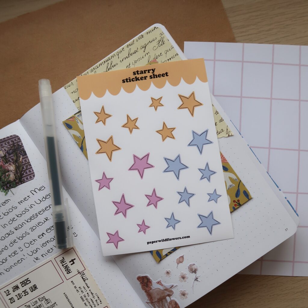 Stickervel met verschillende kleuren sterretjes, in het roze geel en blauw.