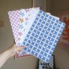 vier verschillende papiertjes met vrolijke en kleurrijke illustraties erop. De papiertjes zijn bedoelt voor journallen of scrapbooken of andere creatieve projecten.