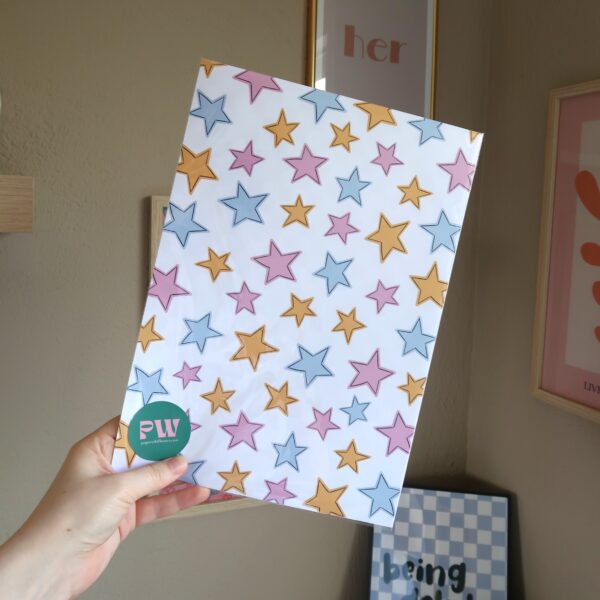 vier verschillende papiertjes met vrolijke en kleurrijke illustraties erop. De papiertjes zijn bedoelt voor journallen of scrapbooken of andere creatieve projecten.