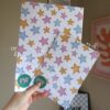 vier verschillende papiertjes met vrolijke en kleurrijke illustraties erop. De papiertjes zijn bedoelt voor journallen of scrapbooken of andere creatieve projecten.