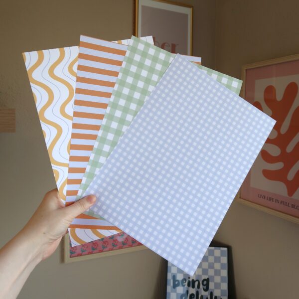 Afbeelding van 4 vellen papier met verschillende lente printjes erop, bedoelt voor scrapbooken of journallen.