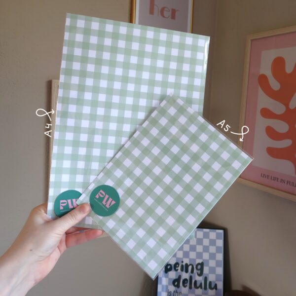Afbeelding van 4 vellen papier met verschillende lente printjes erop, bedoelt voor scrapbooken of journallen.