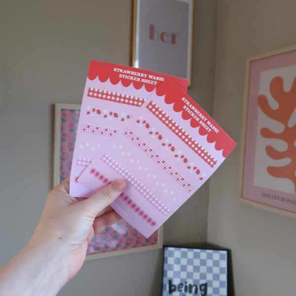 Stickervel met verschillende stroken stickers met patroontjes met aardbeien, bedoelt als washi stickers.