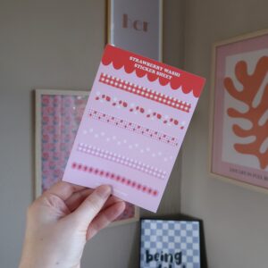 Stickervel met verschillende stroken stickers met patroontjes met aardbeien, bedoelt als washi stickers.