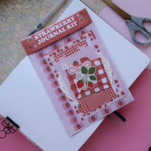 Journal Kit met papierwaren en stickers met illustraties van aardbeien.