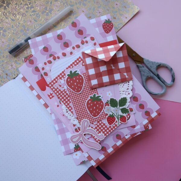 Journal Kit met papierwaren en stickers met illustraties van aardbeien.