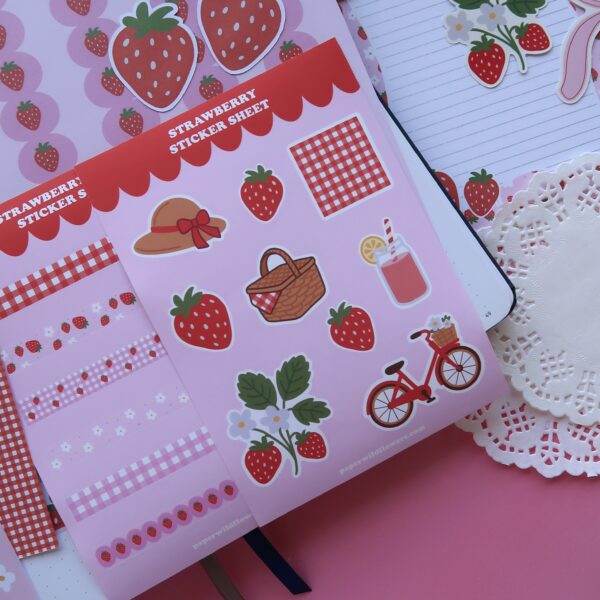 Stickervel met meerdere geïllustreerde stickers in het thema aardbeien, zomer en picknick.