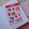 Stickervel met meerdere geïllustreerde stickers in het thema aardbeien, zomer en picknick.