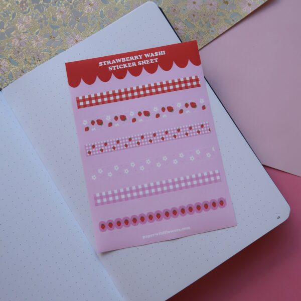Stickervel met verschillende stroken stickers met patroontjes met aardbeien, bedoelt als washi stickers.