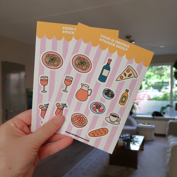 Stickervel met illustraties van eten en drinken, zoals pizza, pasta, olijven en wijn.