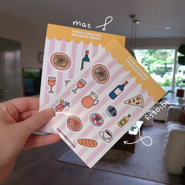 Stickervel met illustraties van eten en drinken, zoals pizza, pasta, olijven en wijn.