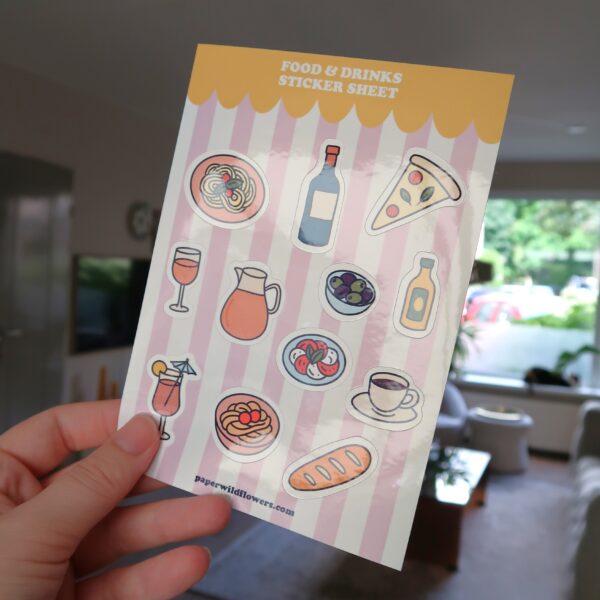 Stickervel met illustraties van eten en drinken, zoals pizza, pasta, olijven en wijn.