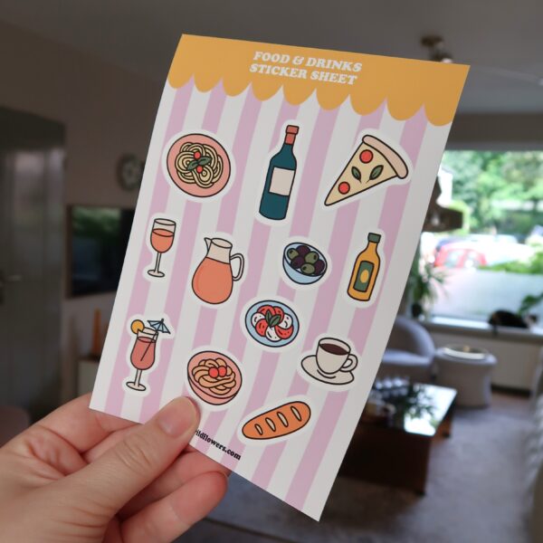 Stickervel met illustraties van eten en drinken, zoals pizza, pasta, olijven en wijn.