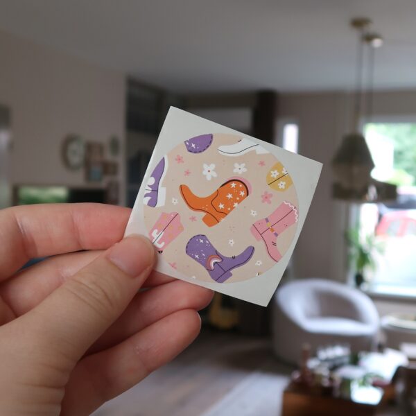 Een ronde sticker met meerdere cowboy laarzen.