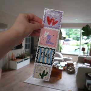 Setje met vier vierkante stickers met verschillende kleurrijke designs.