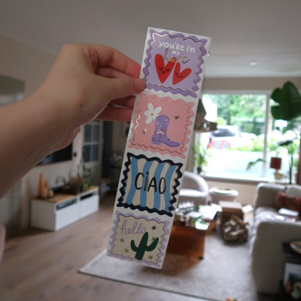 Setje met vier vierkante stickers met verschillende kleurrijke designs.