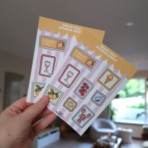 Stickervel met meerdere vrolijke en kleurrijke illustraties met het thema dolce vita, zoals een citroen, kreeft, ijsje en een schelpje.