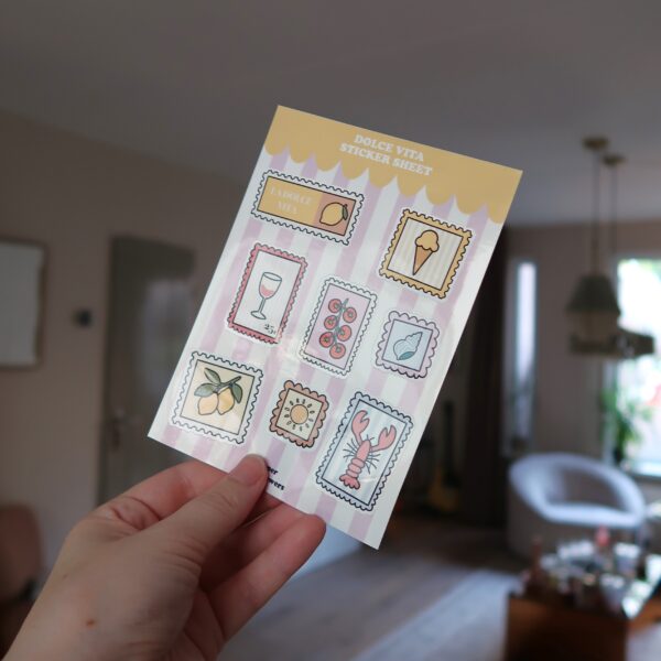 Stickervel met meerdere vrolijke en kleurrijke illustraties met het thema dolce vita, zoals een citroen, kreeft, ijsje en een schelpje.