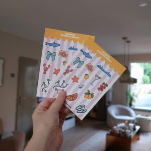 Stickervel met zomerse illustraties in vrolijke kleuren, zoals schelpjes, een bikini, een visje, citroenen.