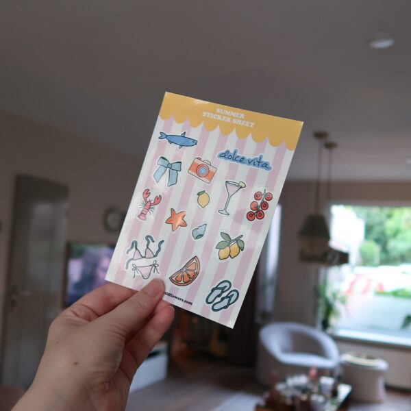 Stickervel met zomerse illustraties in vrolijke kleuren, zoals schelpjes, een bikini, een visje, citroenen.