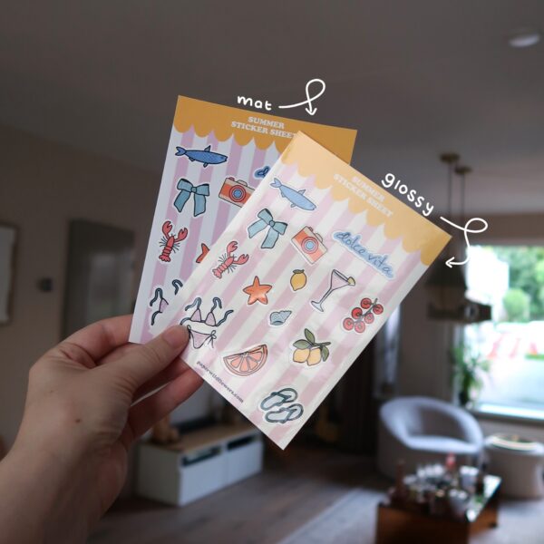 Stickervel met zomerse illustraties in vrolijke kleuren, zoals schelpjes, een bikini, een visje, citroenen.
