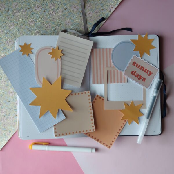 Scrap pack met verschillende papieren illustraties in zomerse en vrolijke kleuren. Perfect voor het journallen of scrapbooken.