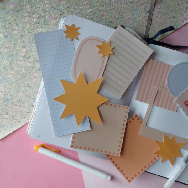 Scrap pack met verschillende papieren illustraties in zomerse en vrolijke kleuren. Perfect voor het journallen of scrapbooken.
