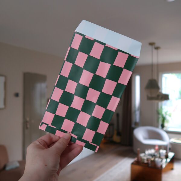 Cadeauzakje met een groen en roze grid.
