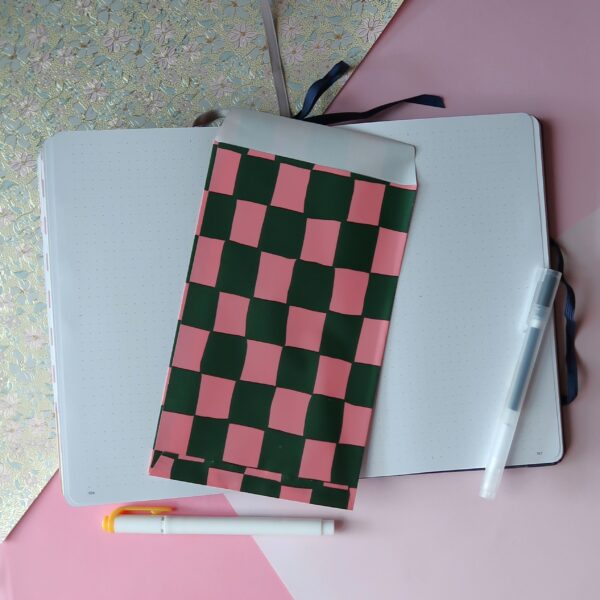 Cadeauzakje met een groen en roze grid.