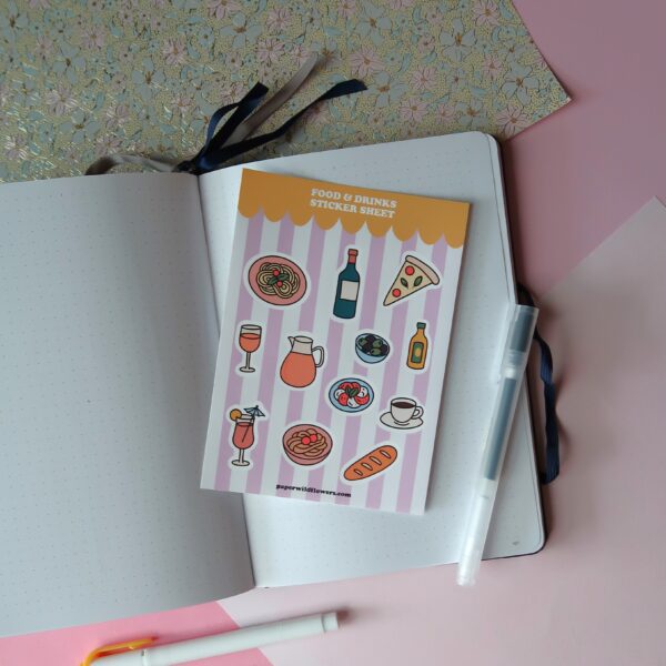 Stickervel met illustraties van eten en drinken, zoals pizza, pasta, olijven en wijn.