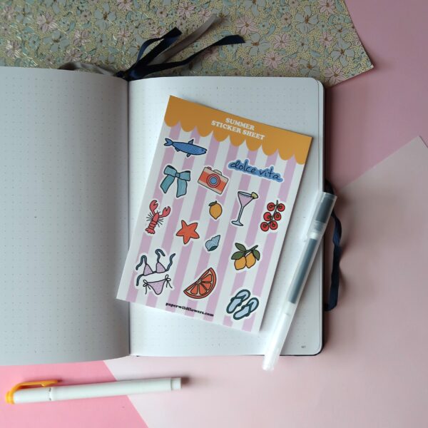 Stickervel met zomerse illustraties in vrolijke kleuren, zoals schelpjes, een bikini, een visje, citroenen.