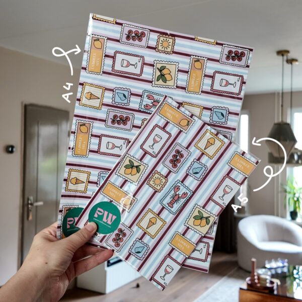 Papier bundel met eigen geïllustreerd papier met afbeeldingen in een zomerse stijl, zoals ijsjes, citroenen en schelpjes.