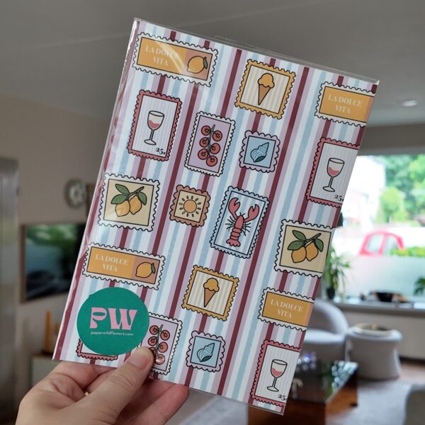 Papier bundel met eigen geïllustreerd papier met afbeeldingen in een zomerse stijl, zoals ijsjes, citroenen en schelpjes.