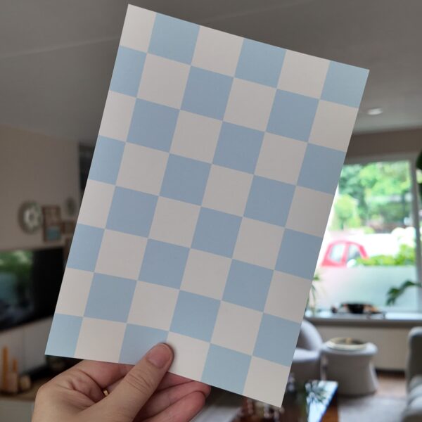 Papier bundel met eigen geïllustreerd papier met afbeeldingen in een zomerse stijl, zoals ijsjes, citroenen en schelpjes.