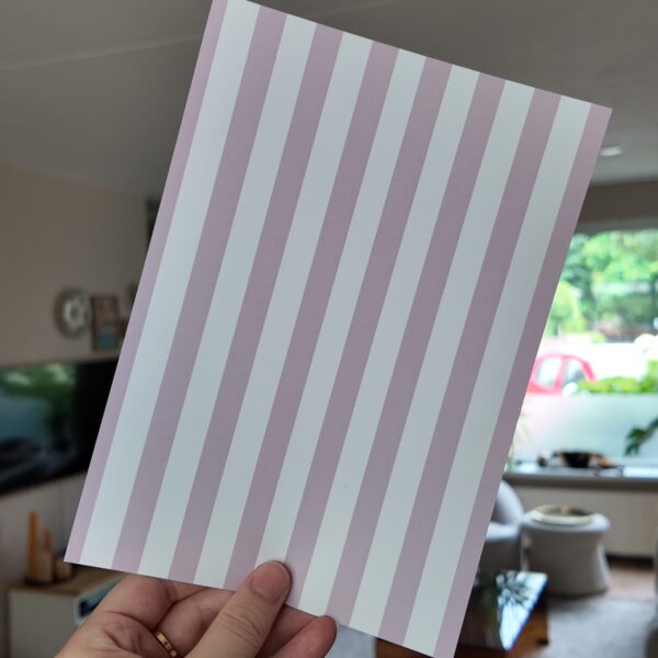 Papier bundel met eigen geïllustreerd papier met afbeeldingen in een zomerse stijl, zoals ijsjes, citroenen en schelpjes.
