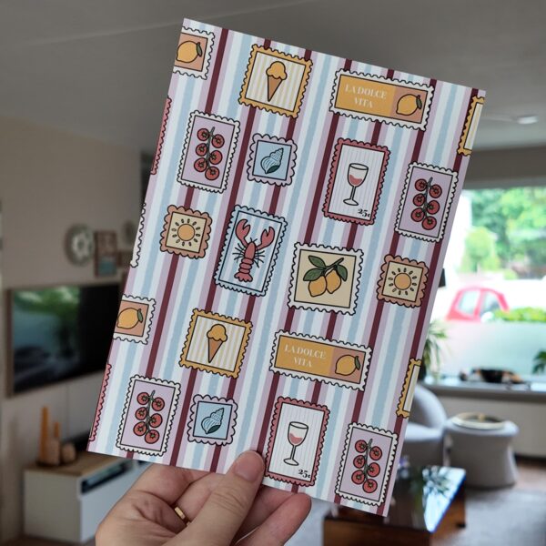 Papier bundel met eigen geïllustreerd papier met afbeeldingen in een zomerse stijl, zoals ijsjes, citroenen en schelpjes.